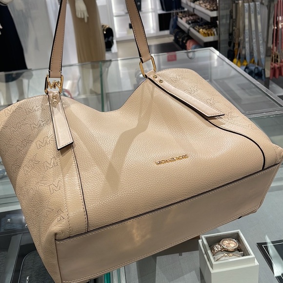 MICHAEL KORS ARLO LARGE GRAB BAG SHOULDER TOTE MK LEATHER GOLD~2 BAGS IN 1
Buff - Picture 5 of 16